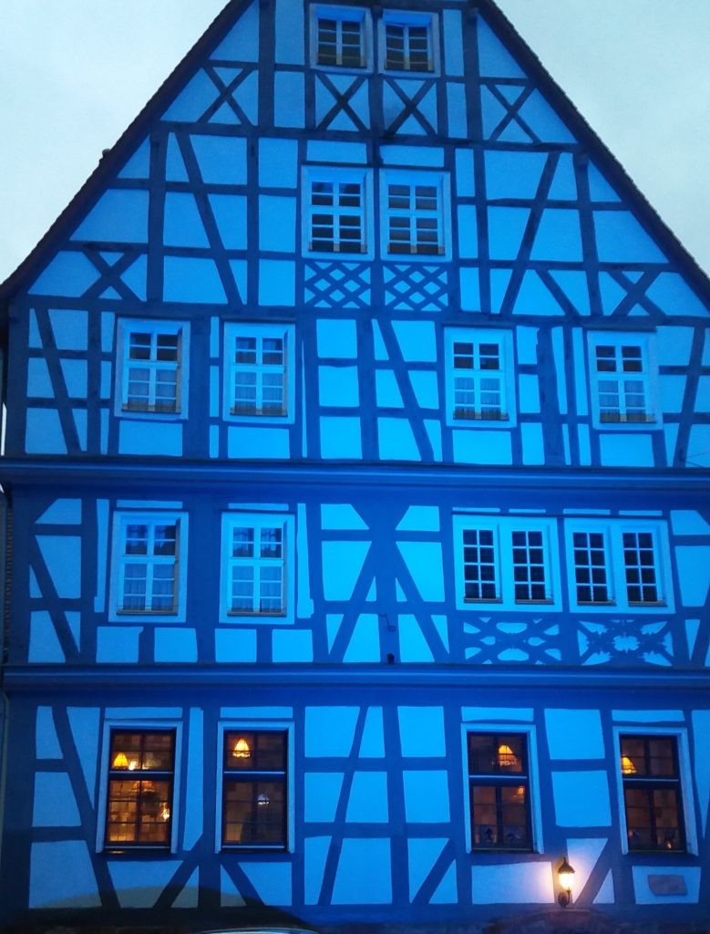 blaues haus beleuchtet - Stadt Otterberg